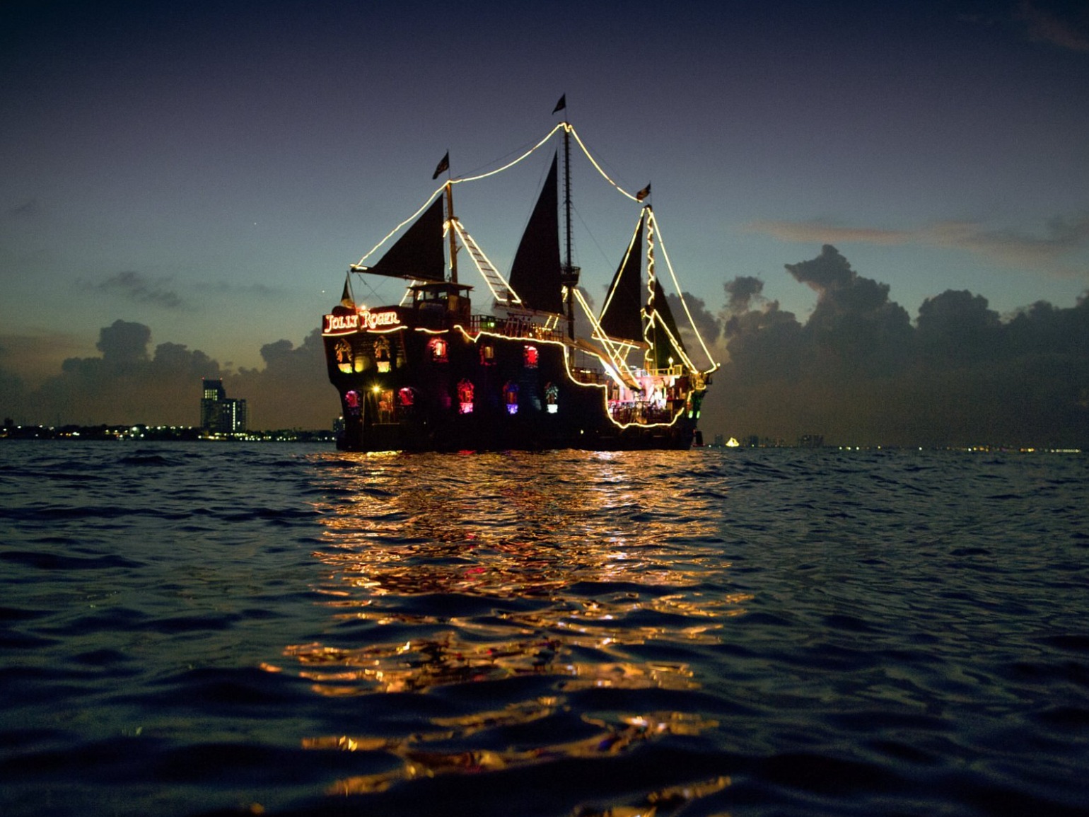 Pirate Boat Jolly Roger Captain´s Deluxe Menu Dinner